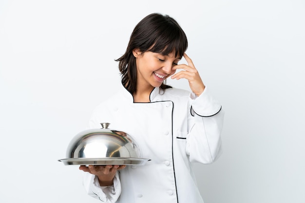 Jeune chef avec plateau isolé sur fond blanc en riant