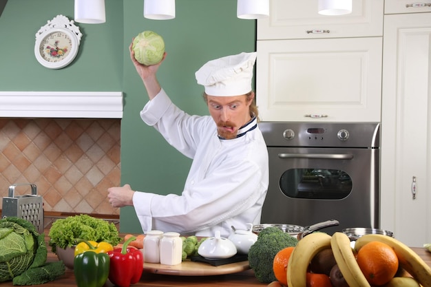 Jeune chef préparant le déjeuner dans la cuisine