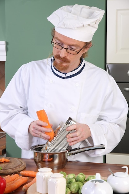 Jeune chef préparant le déjeuner dans la cuisine