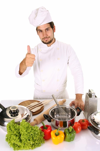 Jeune chef préparant le déjeuner