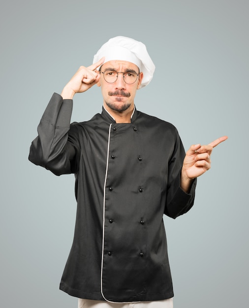 Photo jeune chef sérieux faisant un geste de concentration