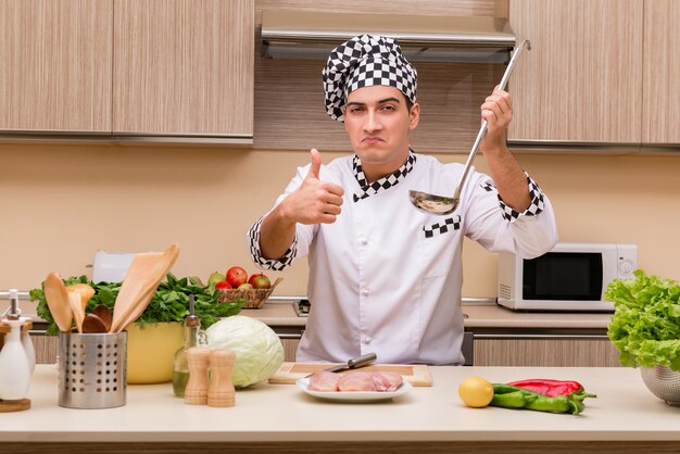 Jeune chef travaillant dans la cuisine