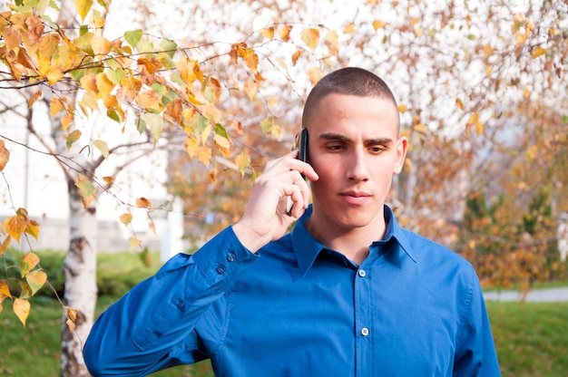 Photo jeune, chemise, conversation, téléphone