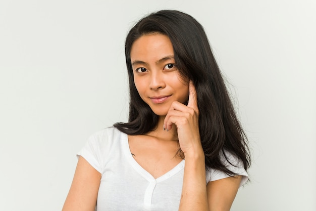 Jeune, chinois, femme, poser, blanc, mur