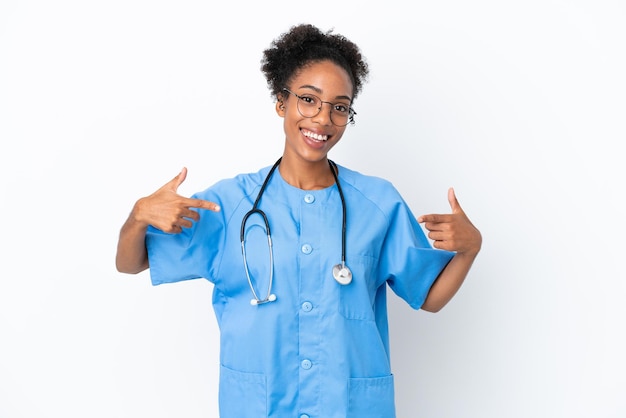 Jeune chirurgien afro-américain femme médecin isolé sur fond blanc fier et satisfait de lui-même