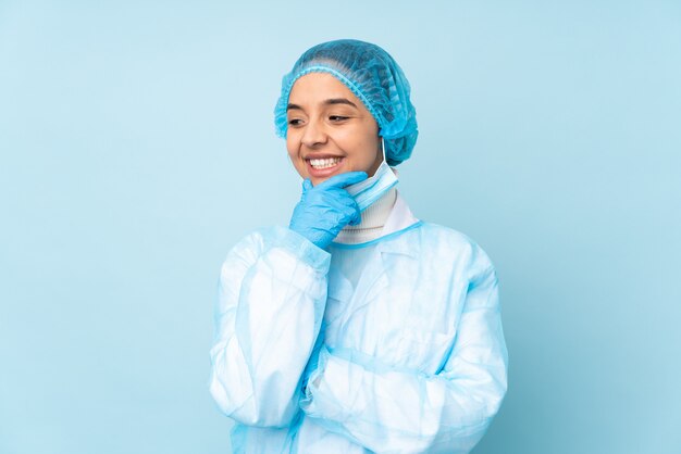 Jeune, chirurgien, femme, bleu, uniforme, regarder, côté