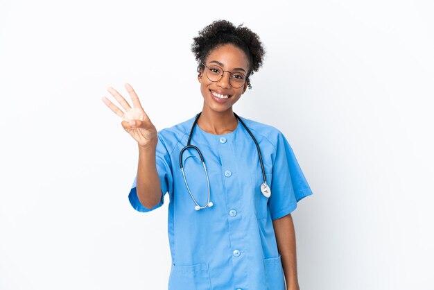 Jeune chirurgien femme médecin afro-américaine isolée sur fond blanc heureux et comptant trois avec les doigts