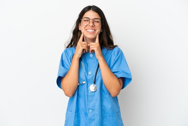 Jeune chirurgien médecin femme caucasienne isolée sur fond blanc souriant avec une expression heureuse et agréable