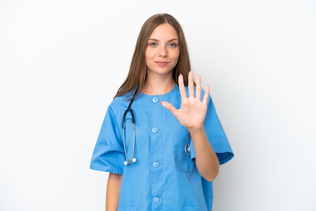 Jeune chirurgien médecin femme lituanienne isolée sur fond blanc comptant cinq avec les doigts