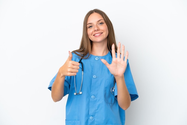 Jeune chirurgien médecin femme lituanienne isolée sur fond blanc comptant six avec les doigts