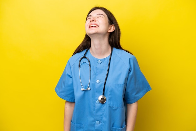 Jeune chirurgien médecin femme russe isolée sur fond jaune en riant