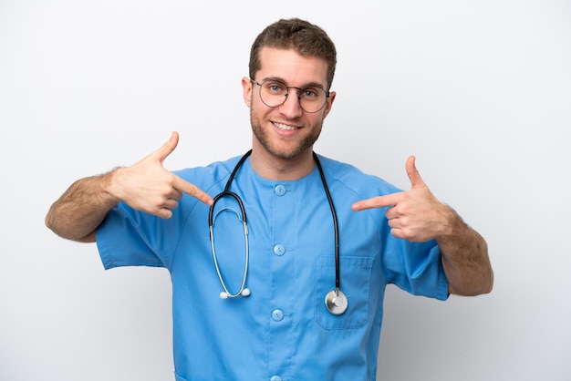 Jeune chirurgien médecin homme caucasien isolé sur fond blanc fier et satisfait