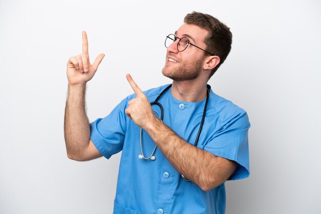 Jeune chirurgien médecin homme caucasien isolé sur fond blanc pointant avec l'index une excellente idée