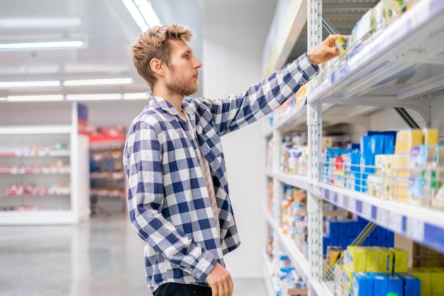 Un jeune client trouve le produit nécessaire dans un supermarché b