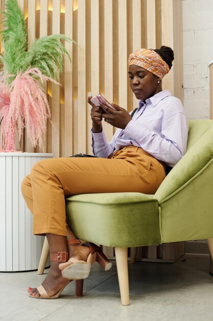 Jeune cliente afro-américaine de boutique ou de salon de beauté