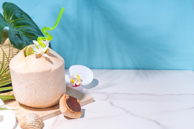 Photo un jeune cocktail de noix de coco thaïlandais