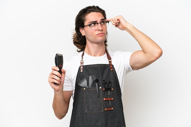 Jeune coiffeur homme isolé sur fond blanc ayant des doutes et pensant