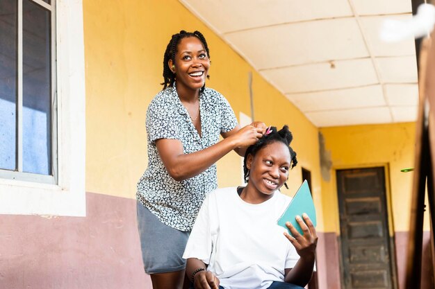 Jeune coiffeuse noire heureuse souriante regardant la caméra