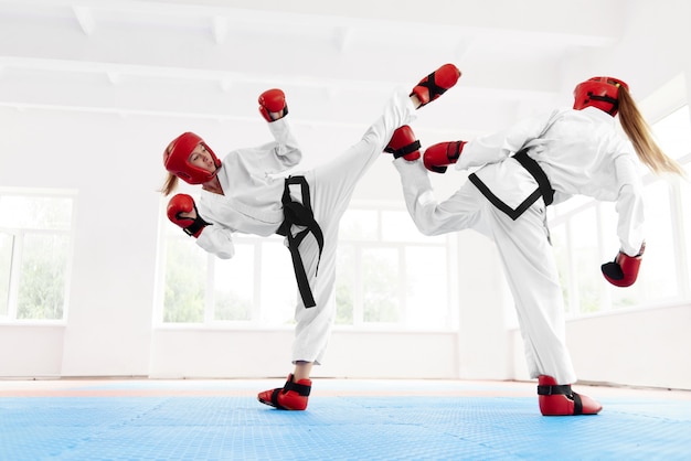 Jeune combattante boxe utilisant la technique de karaté.