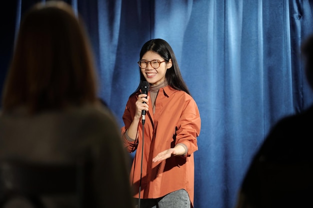 Un jeune comédien qui parle au micro.