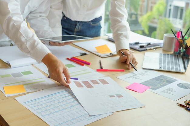 Jeune concepteur créatif travaillant avec des échantillons de palette de couleurs et des tablettes de stylo pour la sélection sur le bureauPlace de travail du concepteur