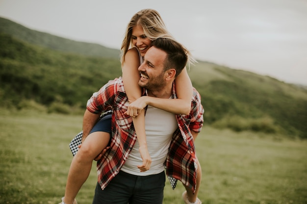 Photo jeune coulpe aimant s'amuser dans la nature du printemps