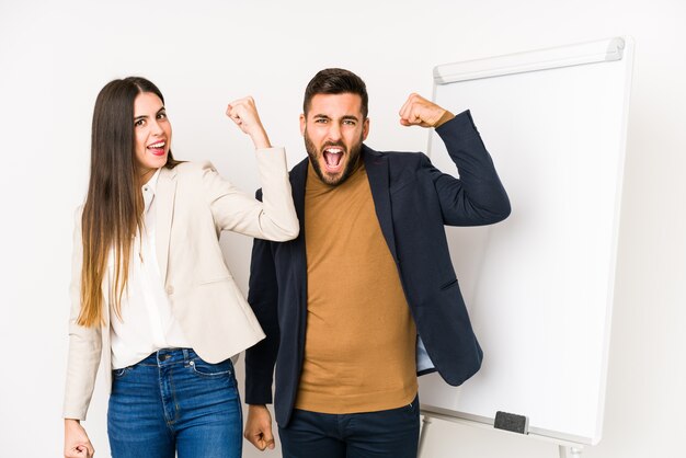 Jeune couple d'affaires avec tableau blanc