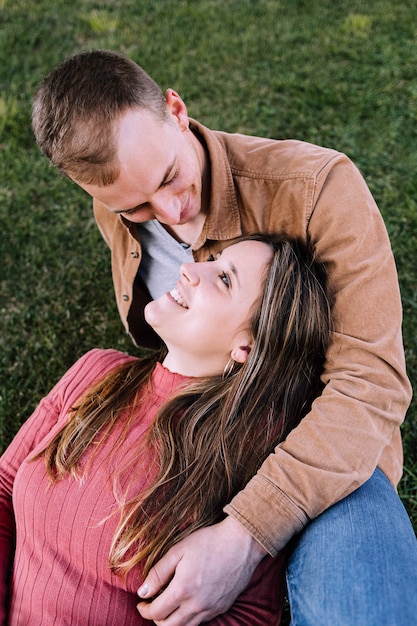 Jeune, couple, affectueux, attitude, séance, herbe