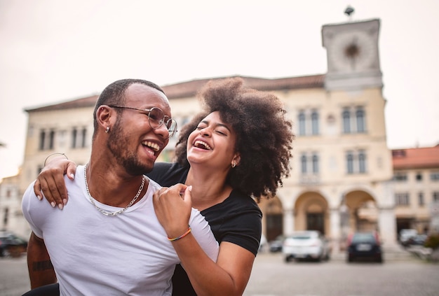 Jeune couple africain amoureux