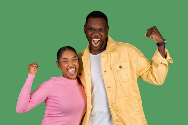 Photo jeune couple afro-américain émotionnel serrant les poings