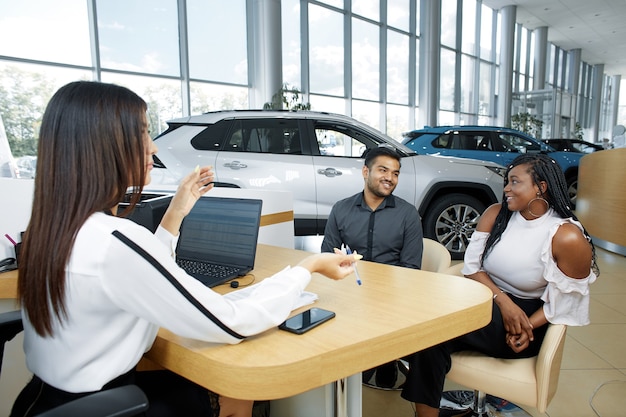 Un Jeune Couple Afro-américain Pour Communiquer Avec L'agent Pour La Vente De La Voiture