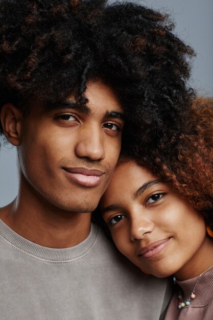 Jeune couple afro-américain se bouchent