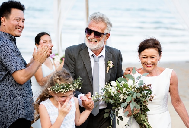 Jeune couple d&#39;âge mûr se marier à la plage