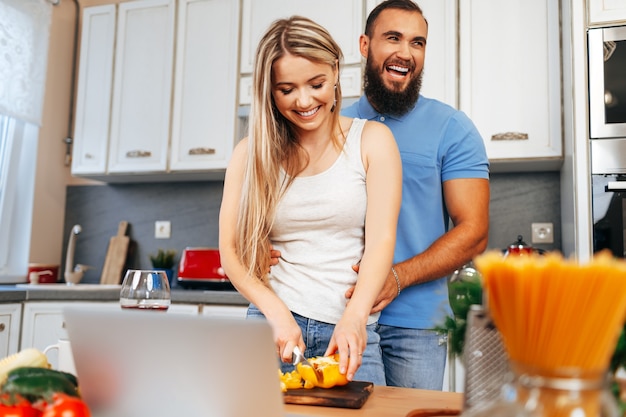 Jeune couple aimant cuisiner ensemble dans la cuisine
