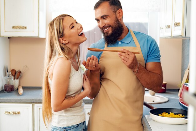 Photo jeune couple aimant cuisiner ensemble dans la cuisine