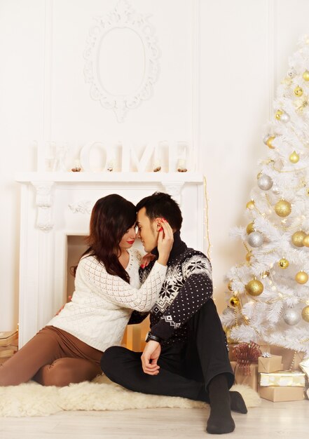 Jeune couple aimant à Noël