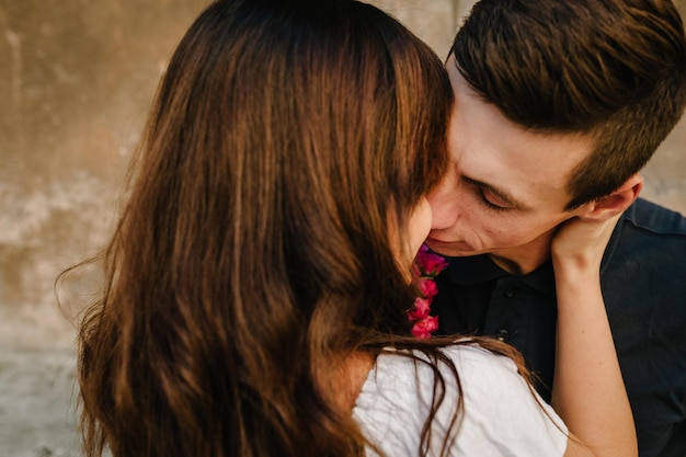 Jeune couple aimant s'embrasser et s'étreindre le jour de la saint-valentin à la ville Amour et tendresse datant du concept d'anniversaire de famille romantique