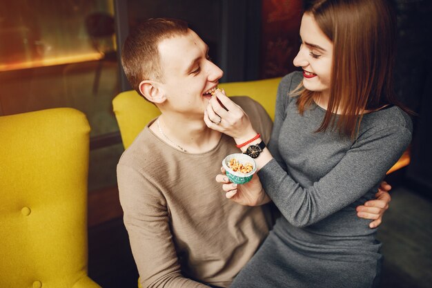 Jeune couple d&#39;amoureux assis dans un café