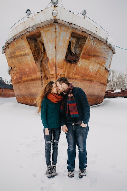 Jeune couple amoureux bisous debout sur la glace