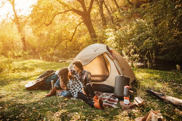 Jeune couple d'amoureux en camping dans la forêt