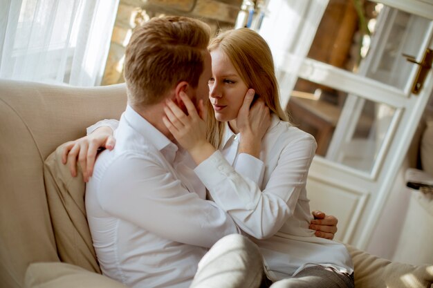 Jeune couple d&#39;amoureux sur le canapé