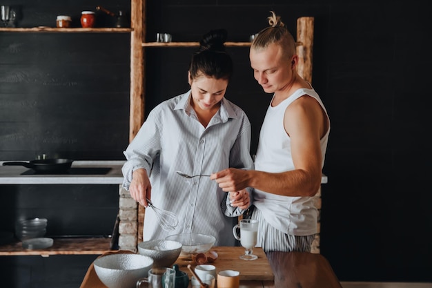 Jeune couple amoureux cuisiner ensemble des aliments sains dans la cuisine