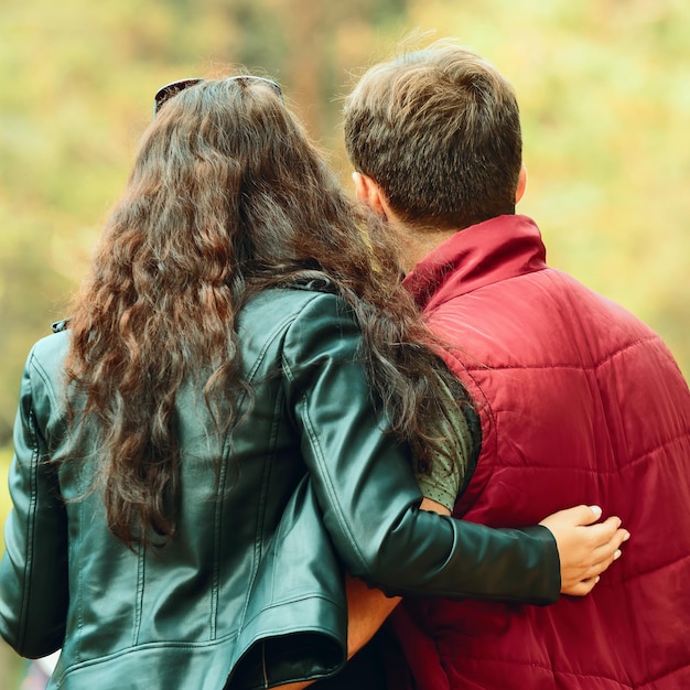 Jeune couple d'amoureux dans la forêt d'automne