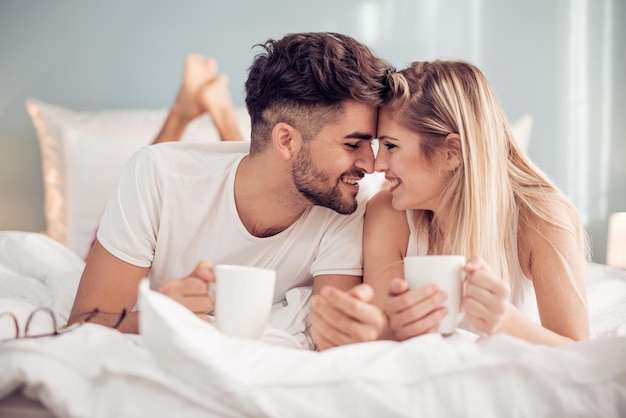 Jeune couple d&#39;amoureux dans le lit