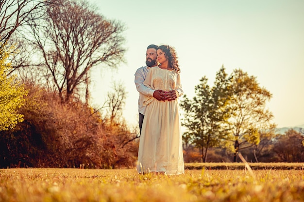 Jeune couple amoureux dans un parc en plein air