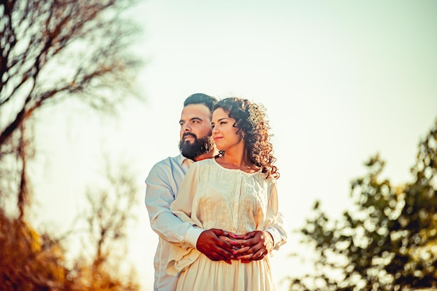 Jeune couple amoureux dans un parc en plein air