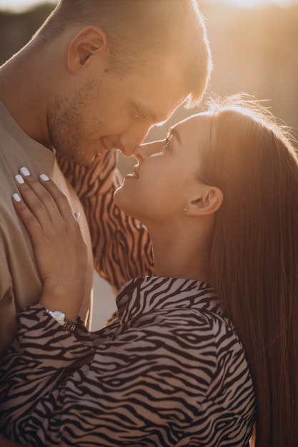 Jeune couple amoureux ensemble en carrière