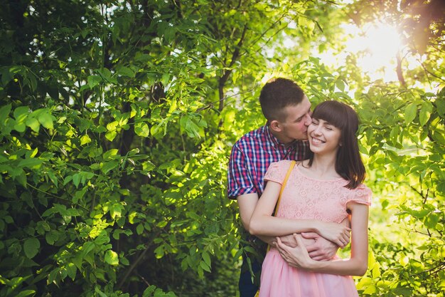 Jeune couple amoureux ensemble sur la nature