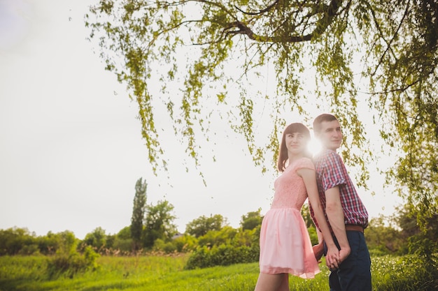 Jeune couple amoureux ensemble sur la nature