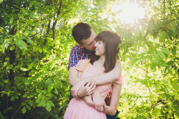 Jeune couple amoureux ensemble sur la nature